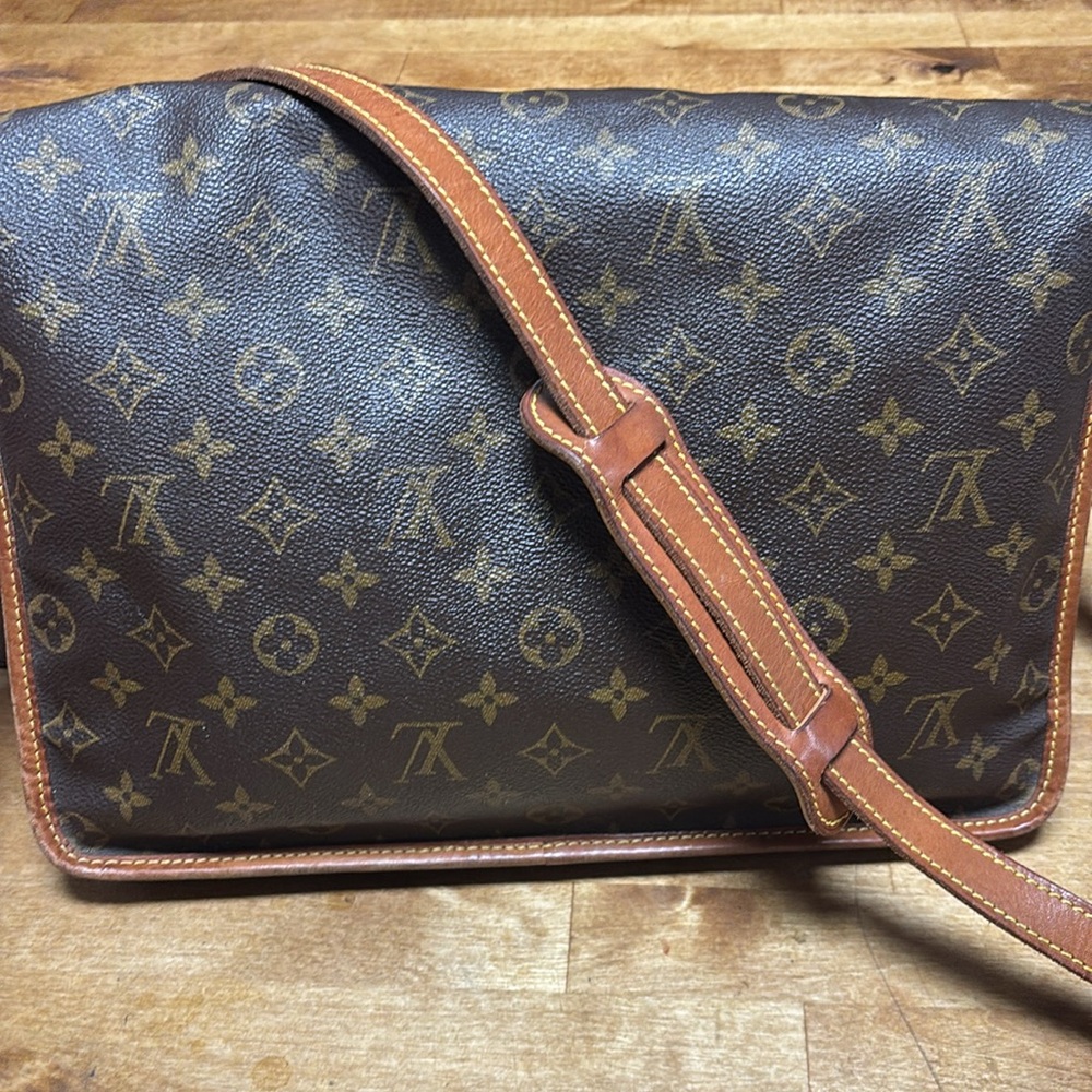 Louis Vuitton Monogram Canvas Messenger Bag in Brown and Tan - Picture 4 of 13
